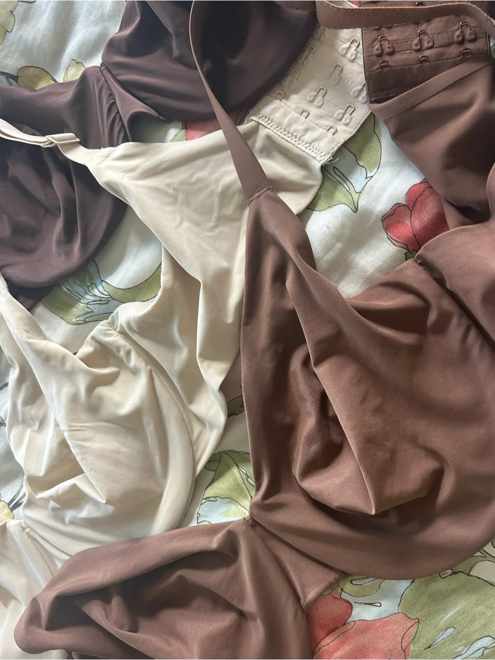 SKIMS Unlined Bra - set of 3 - Picture 3 of 4